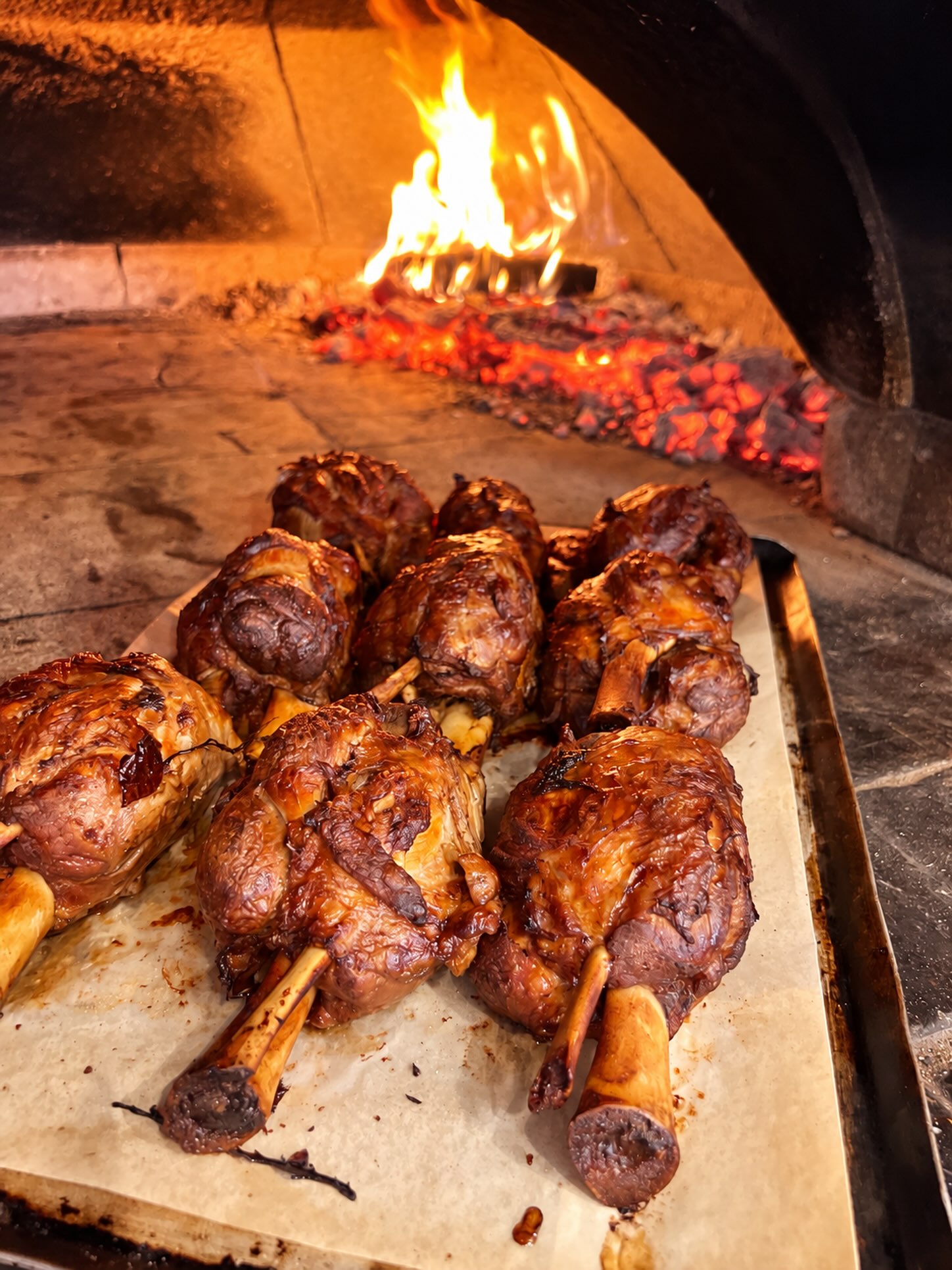 Au coin du feu, notre jarret de porc se prépare...