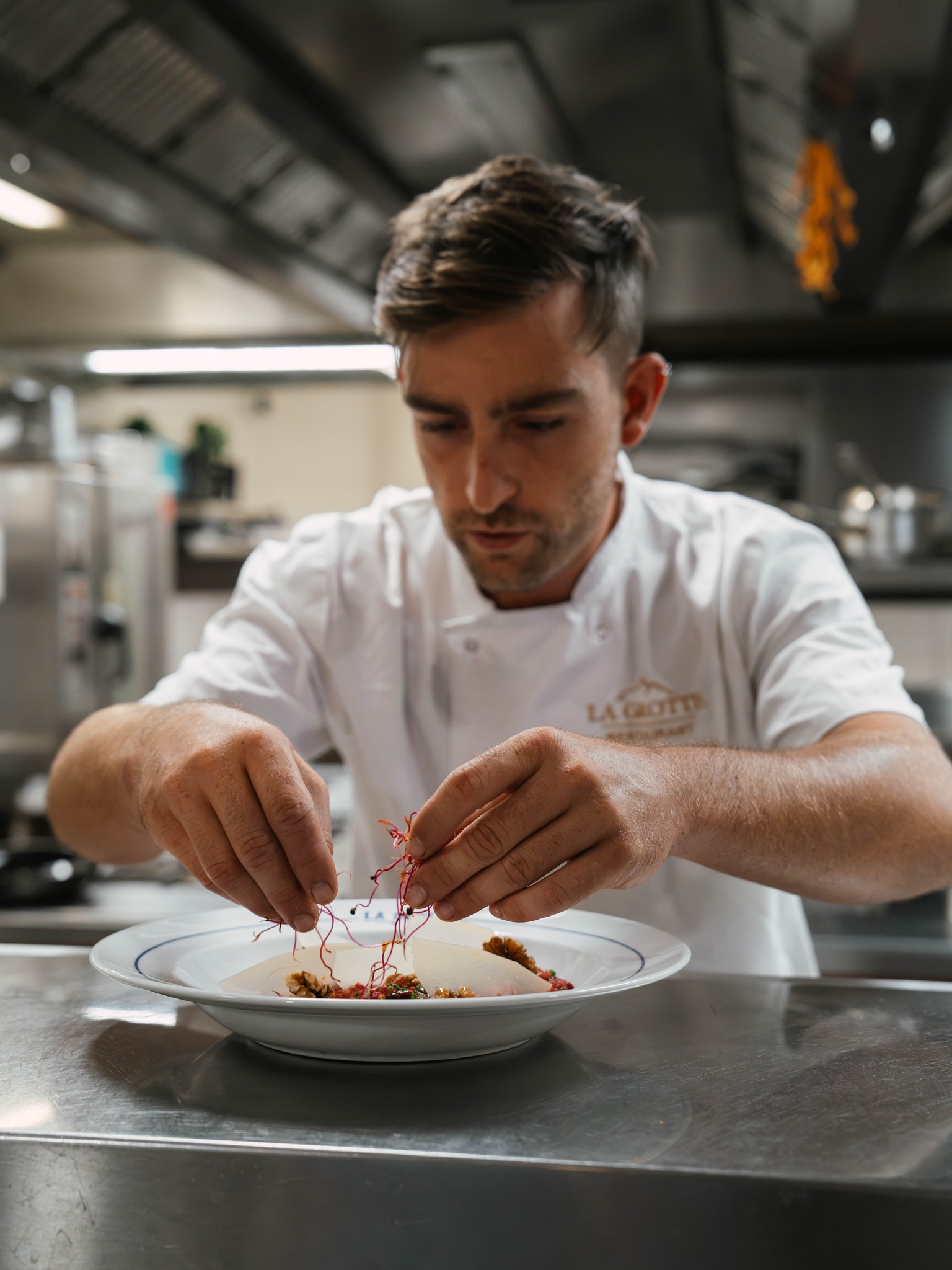 En cuisine, pierre_lafont_kitchen peaufine chaque dressage pour que l’expérience soit...