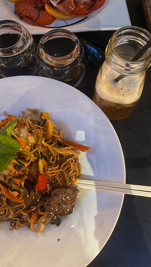 Le wok, c’est la spécialité de notre chef !🍜 Au...