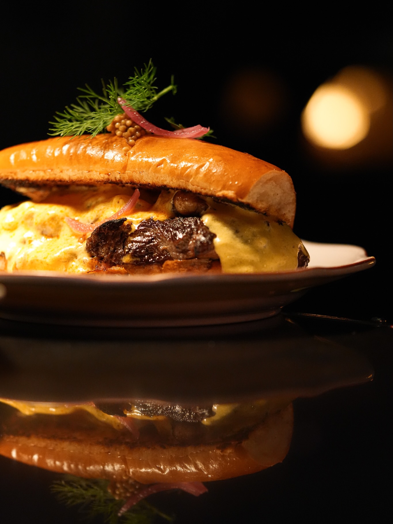 Un sandwich, oui… mais pas n’importe lequel. 🥩🔥 Une belle...