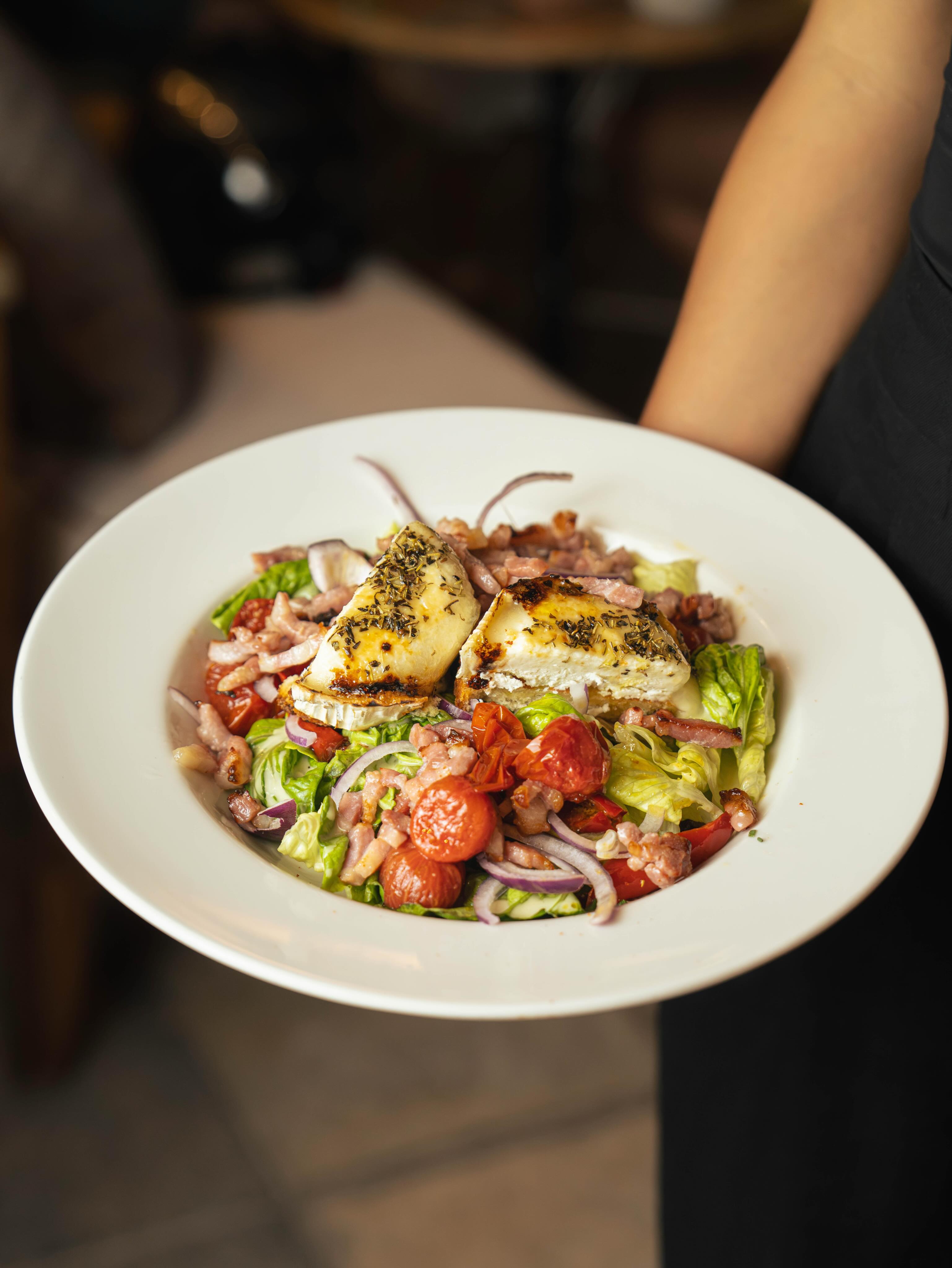 L’incontournable de nos déjeuner. Une salade de chèvre chaud, doré...