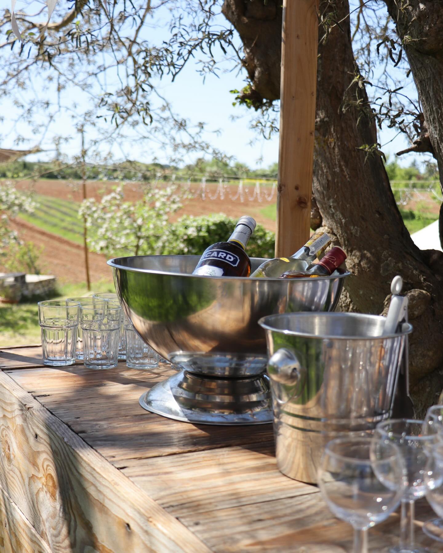 Prendre l’apéro à l’ombre des arbres, se détendre avec ses...