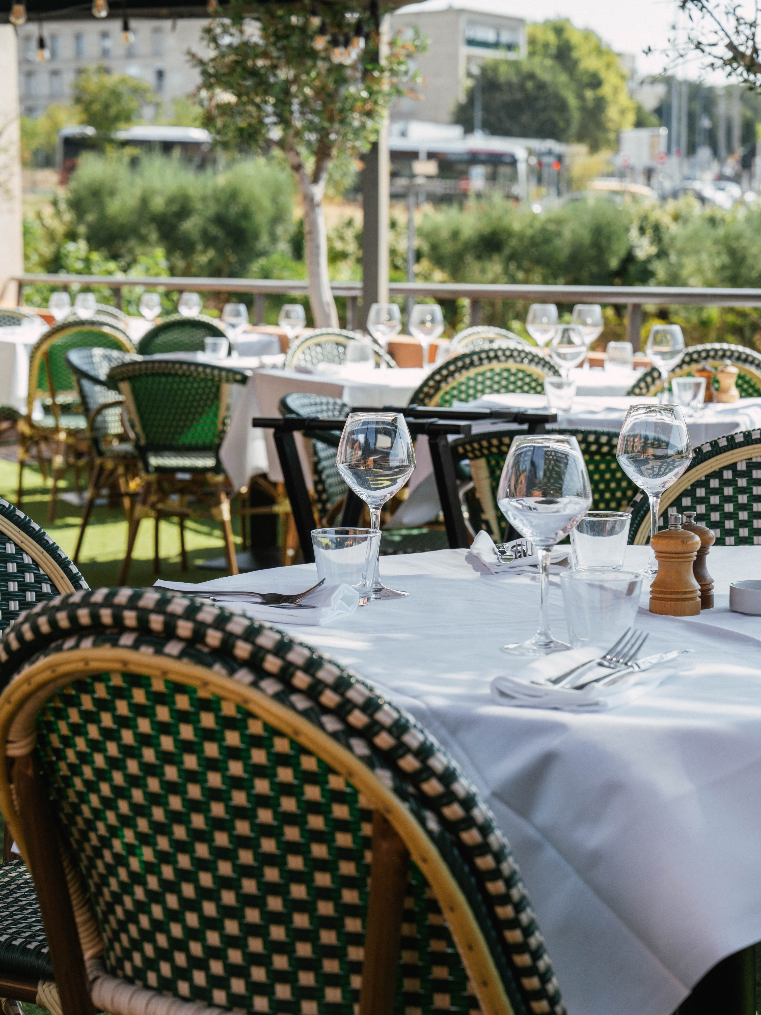 Une table au soleil, l’entrecôte qui arrive, les frites au...
