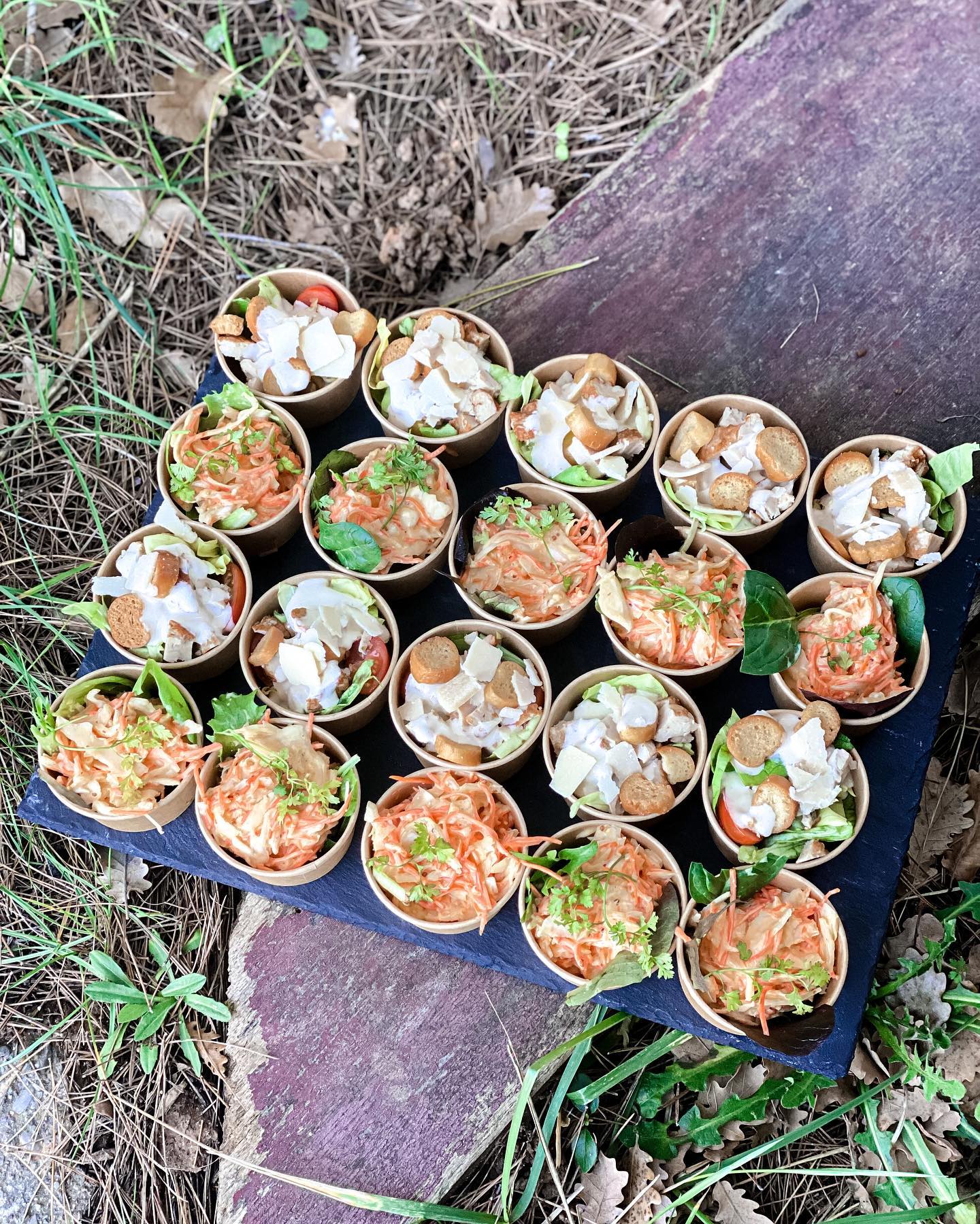Des petites salades Cesar et Coleslaw toutes craquantes ! #Buffet...