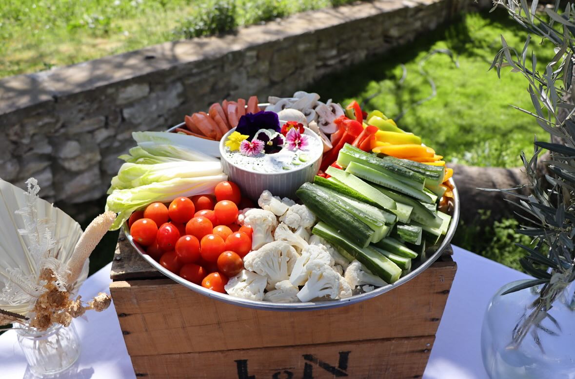 Un plateau de crudités plein de fraîcheur pour un apéro...