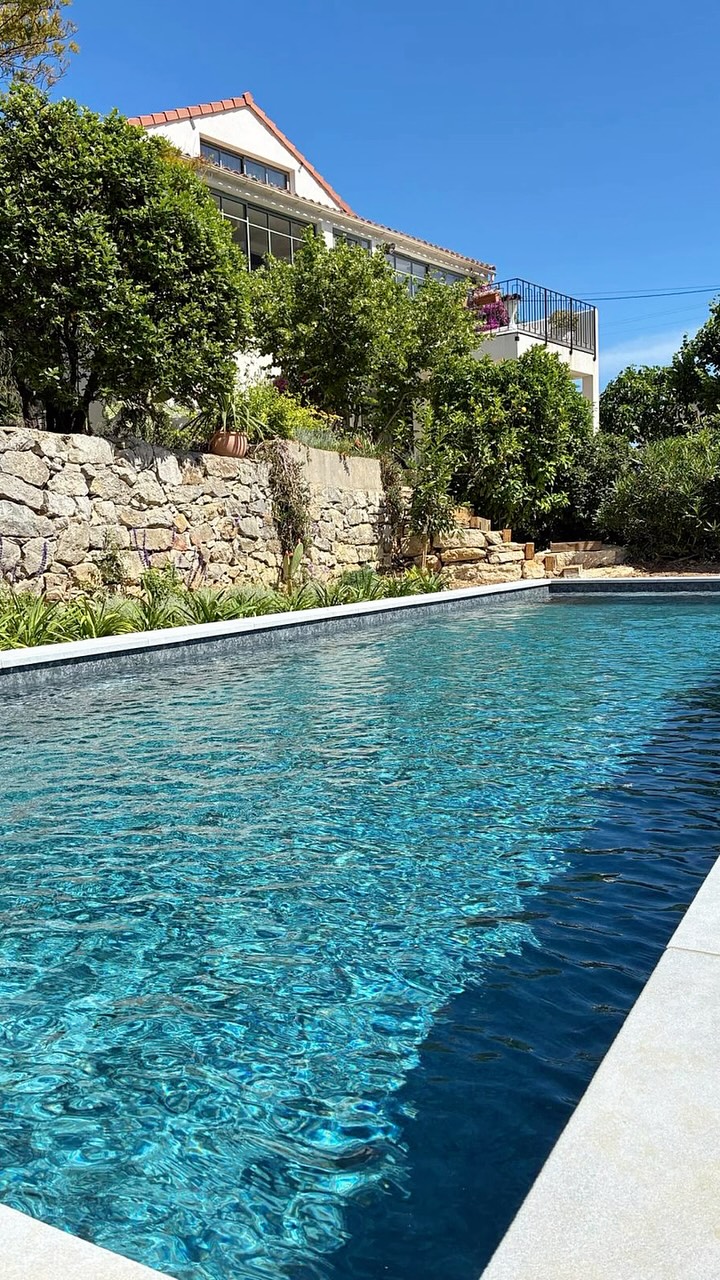 💎 Une piscine qui semble avoir toujours fait partie du...